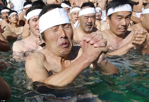 Bức ảnh chụp tại đền Kanda Myojin Shinto ở Tokyo khi những người tham gia đang trầm mình trong bể nước lạnh vào ngày 10/1. Bức ảnh chụp tại đền Kanda Myojin Shinto ở Tokyo khi những người tham gia đang trầm mình trong bể nước lạnh vào ngày 10/1.